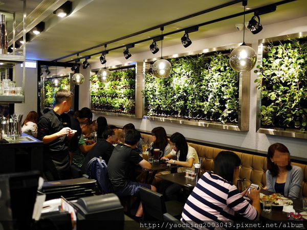 台北中正 瓦法奇朵北車店，平價近人的安格斯牛肉麵只要99，爐烤雪花牛、鬆餅甜甜圈甜鹹食應有盡有