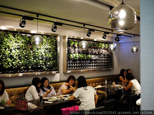 台北中正 瓦法奇朵北車店，平價近人的安格斯牛肉麵只要99，爐烤雪花牛、鬆餅甜甜圈甜鹹食應有盡有