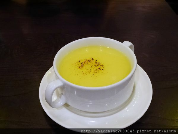 台北中正 瓦法奇朵北車店，平價近人的安格斯牛肉麵只要99，爐烤雪花牛、鬆餅甜甜圈甜鹹食應有盡有