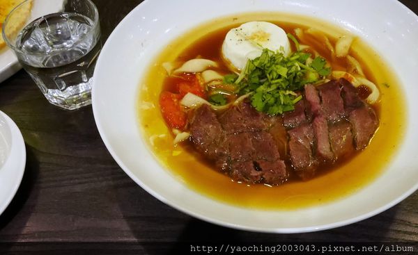 台北中正 瓦法奇朵北車店，平價近人的安格斯牛肉麵只要99，爐烤雪花牛、鬆餅甜甜圈甜鹹食應有盡有