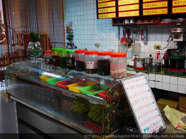 台中西屯 東海何媽媽冰店，陪伴學生走過數十年的人氣小巷店家