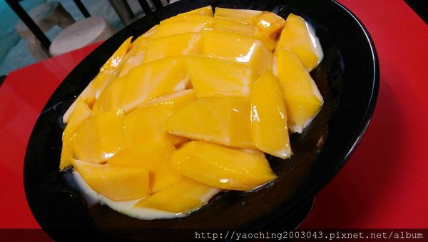 台中西屯 東海何媽媽冰店，陪伴學生走過數十年的人氣小巷店家