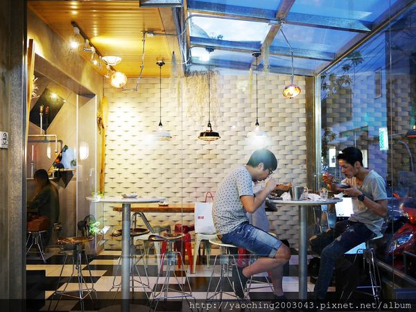  台中西區 KATZ卡司美韓創意料理，鬧區中的食尚酒館，韓式炸雞不再小了，飯糰需要自己捏