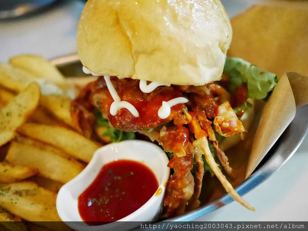  台中西區 KATZ卡司美韓創意料理，鬧區中的食尚酒館，韓式炸雞不再小了，飯糰需要自己捏