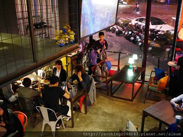 台中北區 半蹲廚房 夜店風的暗黑咖哩