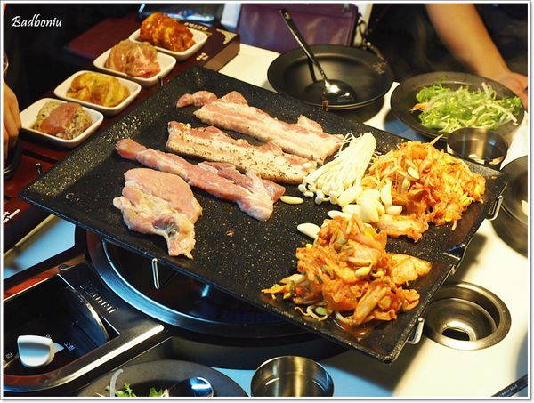 【食】【台北】韓國第一品牌 八色韓式烤肉．大口吃下八種口味五花肉，好滿足!