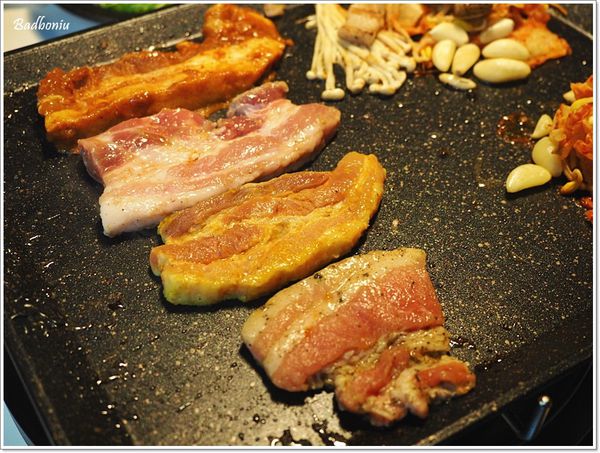 【食】【台北】韓國第一品牌 八色韓式烤肉．大口吃下八種口味五花肉，好滿足!