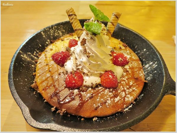 【食】【桃園】丹馬克咖啡Dämark café桃園藝文店．桃園也有鐵鍋鬆餅了~