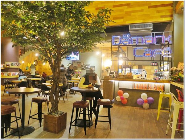【食】【桃園】丹馬克咖啡Dämark café桃園藝文店．桃園也有鐵鍋鬆餅了~