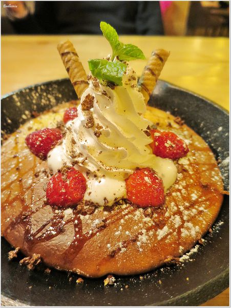 【食】【桃園】丹馬克咖啡Dämark café桃園藝文店．桃園也有鐵鍋鬆餅了~