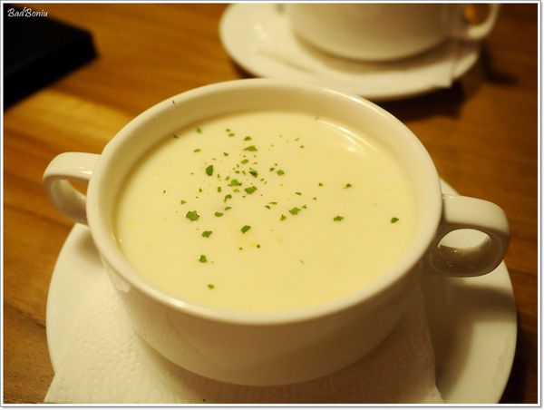 【食】【台中】NINI尼尼義大利餐廳旗艦店台中公益店 ~ 在咖啡廳裡吃PASTA