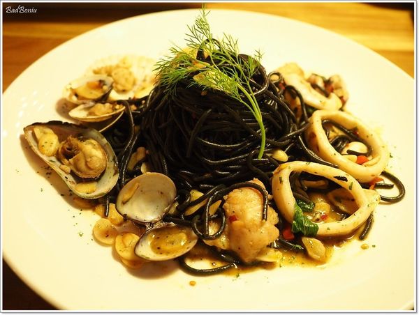 【食】【台中】NINI尼尼義大利餐廳旗艦店台中公益店 ~ 在咖啡廳裡吃PASTA