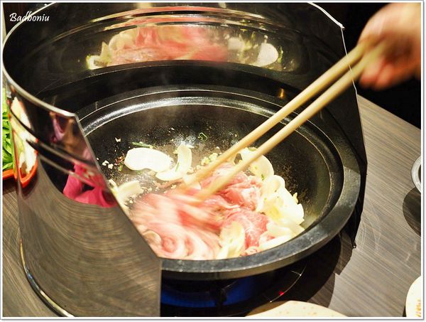 【食】【中壢】洋城石頭自助火鍋．米塔集團第一家自助石頭火鍋落腳中壢!