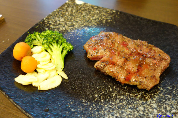 【食】【桃園】紅牛原味碳烤牛排2號店  容易愛上的碳烤牛排
