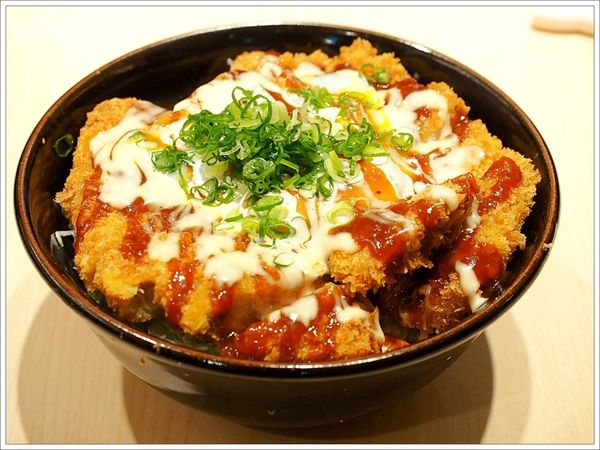【食】【台北】神戶かつ丼吉兵衛 台北信義店．神戶來的美味炸豬排店，醬料、麵衣全都日本原裝進口！
