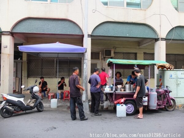 【美食特搜。高雄三民區】三輪車無名肉圓。強推蒸肉圓 加湯免錢 站著吃出了名 內行人才知道的巷弄肉圓攤