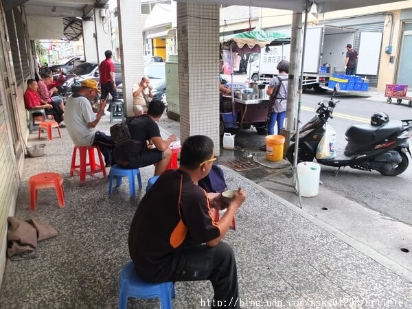 【美食特搜。高雄三民區】三輪車無名肉圓。強推蒸肉圓 加湯免錢 站著吃出了名 內行人才知道的巷弄肉圓攤