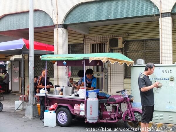 【美食特搜。高雄三民區】三輪車無名肉圓。強推蒸肉圓 加湯免錢 站著吃出了名 內行人才知道的巷弄肉圓攤