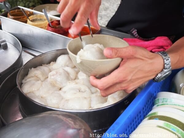 【美食特搜。高雄三民區】三輪車無名肉圓。強推蒸肉圓 加湯免錢 站著吃出了名 內行人才知道的巷弄肉圓攤