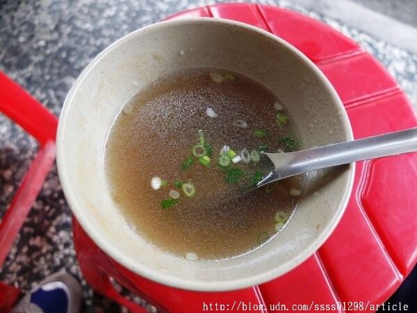 【美食特搜。高雄三民區】三輪車無名肉圓。強推蒸肉圓 加湯免錢 站著吃出了名 內行人才知道的巷弄肉圓攤