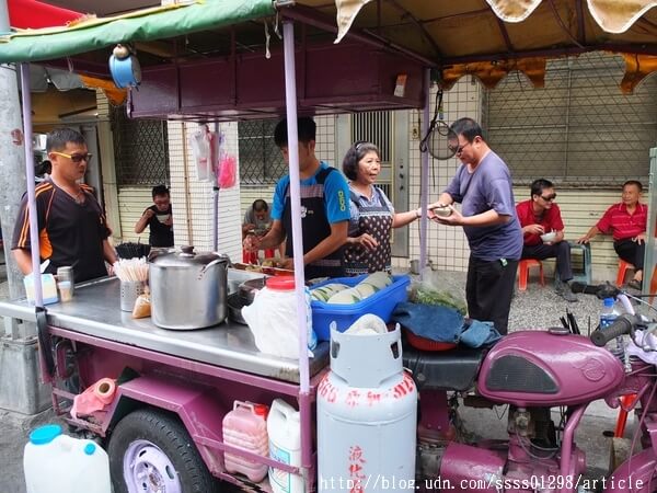 【美食特搜。高雄三民區】三輪車無名肉圓。強推蒸肉圓 加湯免錢 站著吃出了名 內行人才知道的巷弄肉圓攤