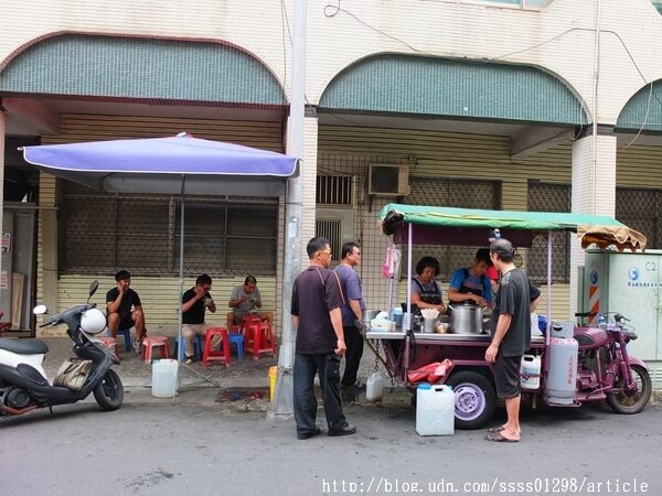 【美食特搜。高雄三民區】三輪車無名肉圓。強推蒸肉圓 加湯免錢 站著吃出了名 內行人才知道的巷弄肉圓攤