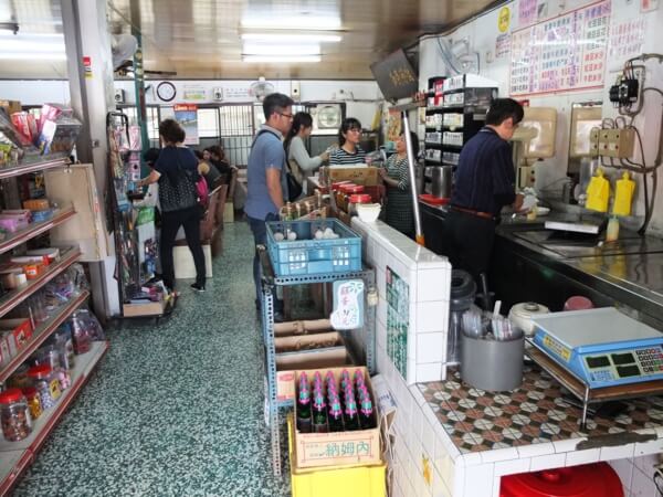 【美食特搜。高雄美濃區】東門冰果室。民國53年創立 人滿為患老冰店 香蕉清冰超懷念