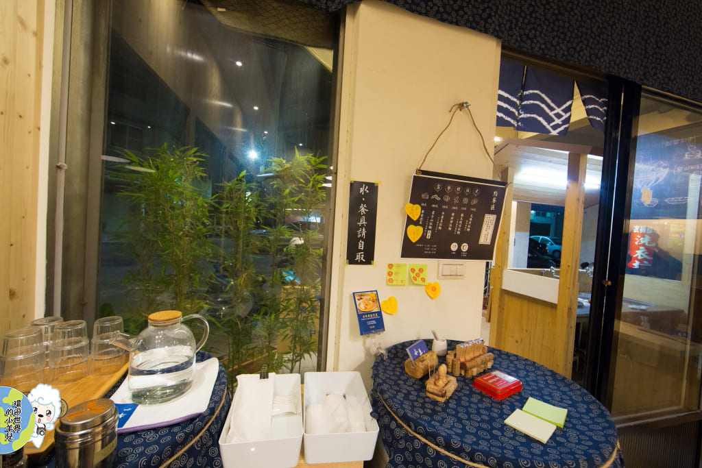 【台中♥】隱藏在巷弄的美食小弄拉麵CP值破表，傳說長達30公分的肩胛排，最貴的拉麵不到200元。 