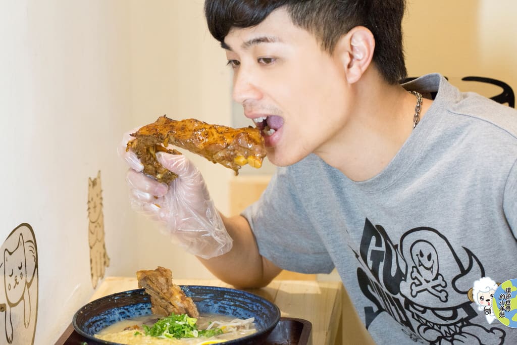 【台中♥】隱藏在巷弄的美食小弄拉麵CP值破表，傳說長達30公分的肩胛排，最貴的拉麵不到200元。 