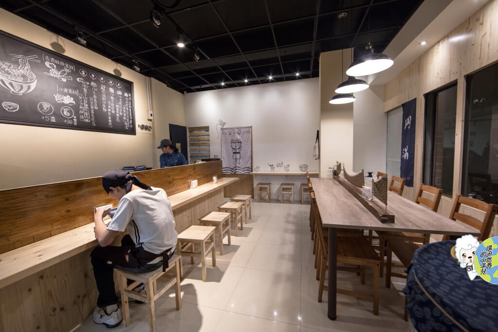 【台中♥】隱藏在巷弄的美食小弄拉麵CP值破表，傳說長達30公分的肩胛排，最貴的拉麵不到200元。 