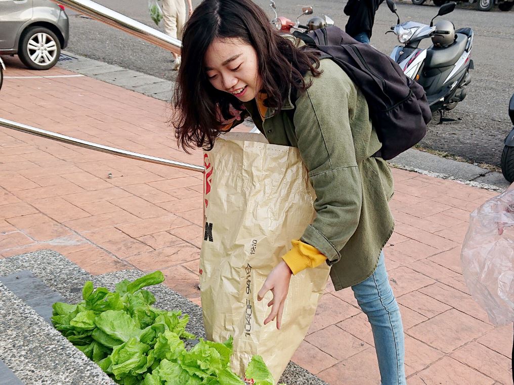 載著一袋袋新鮮蔬菜  我們賣的不是菜  賣的是世代融合-世代融合