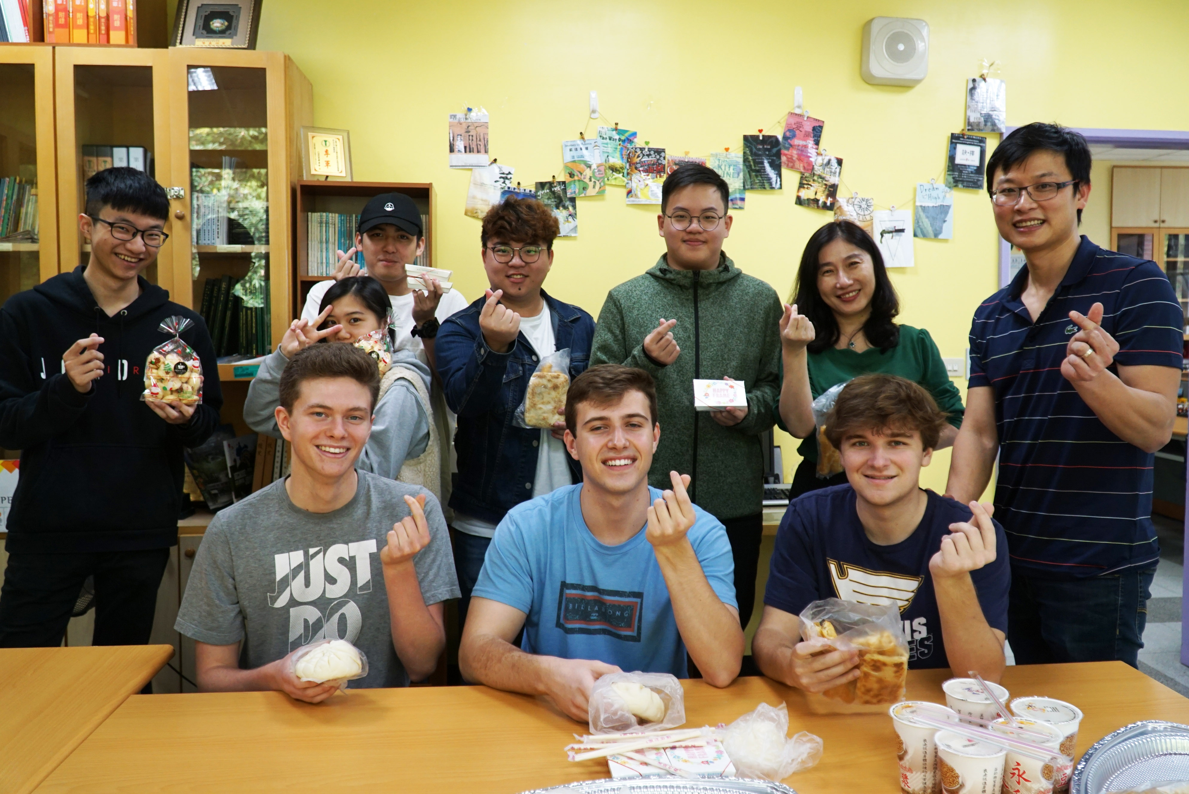 大葉大學英語系校友黃育德  帶領美國高中生認識台灣文化-大葉大學英語學系