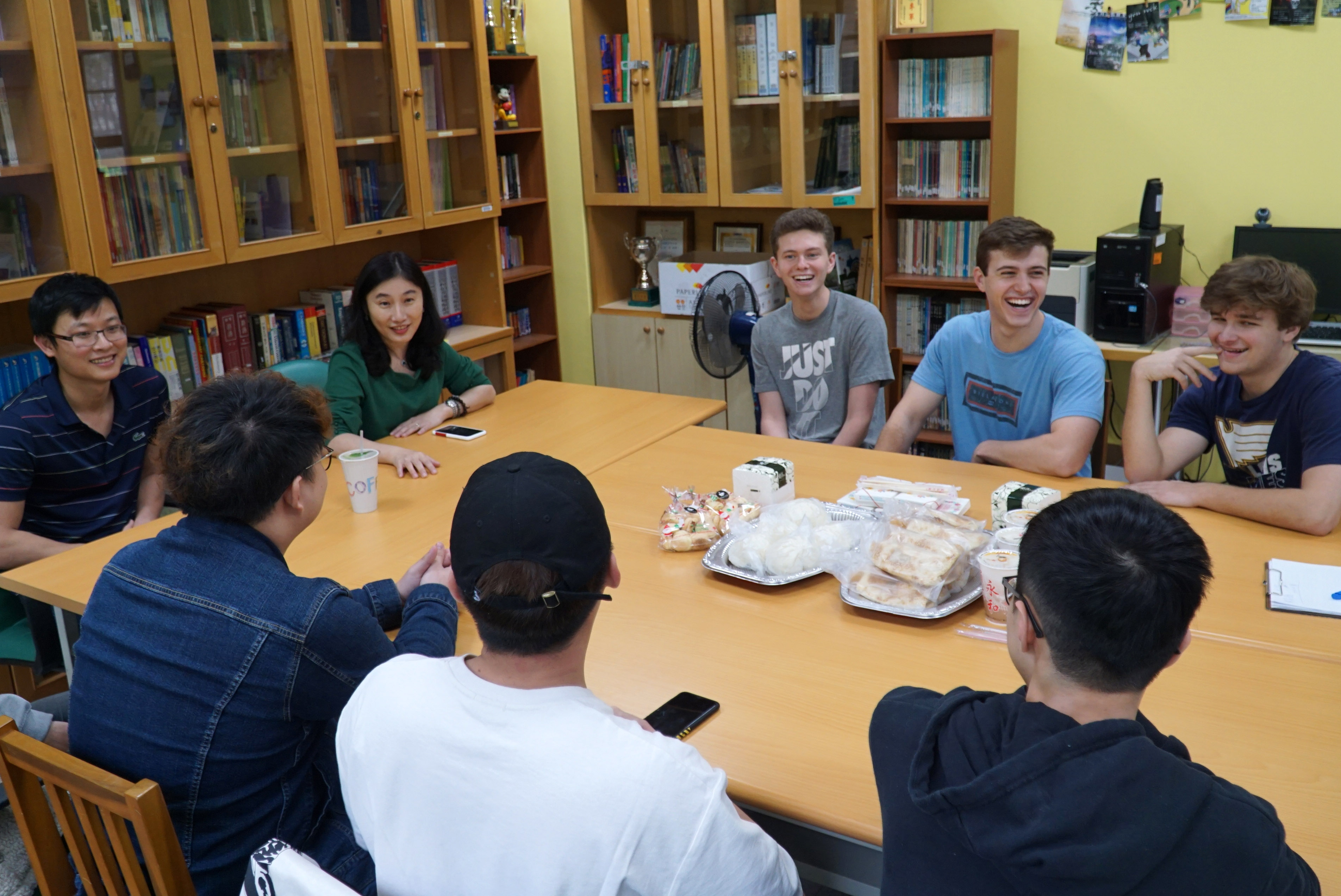 大葉大學英語系校友黃育德  帶領美國高中生認識台灣文化-大葉大學英語學系