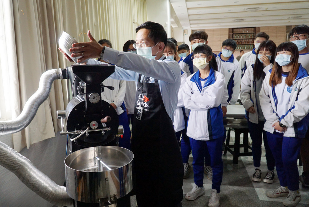 水里商工到大葉大學當一日大學生  體驗烘焙學程咖啡烘豆課程-108新課綱