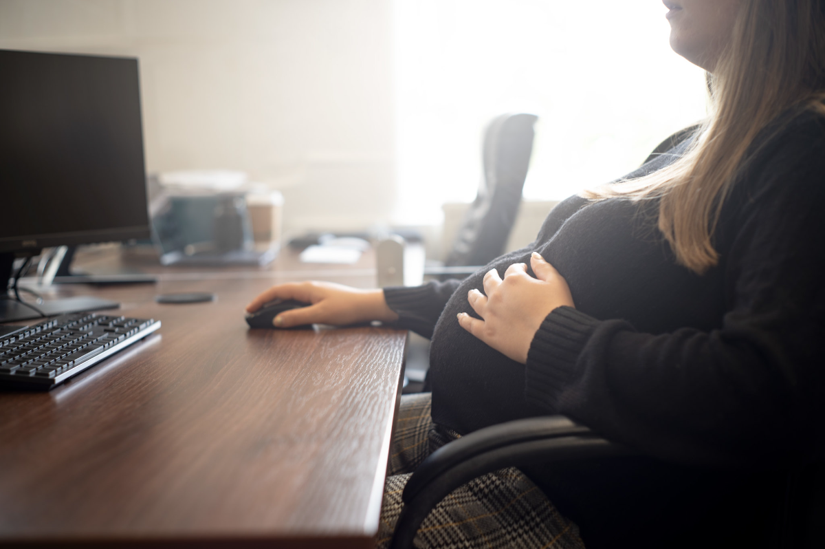 可以在員工妊娠期間，基於「母性保護」而調動員工、減少工資嗎？-HR