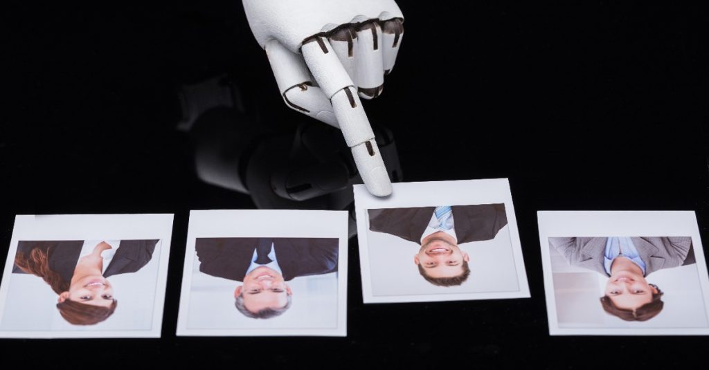 使用 AI 進行人才招聘可解決歧視問題？不只一家企業對此發出警示-AI