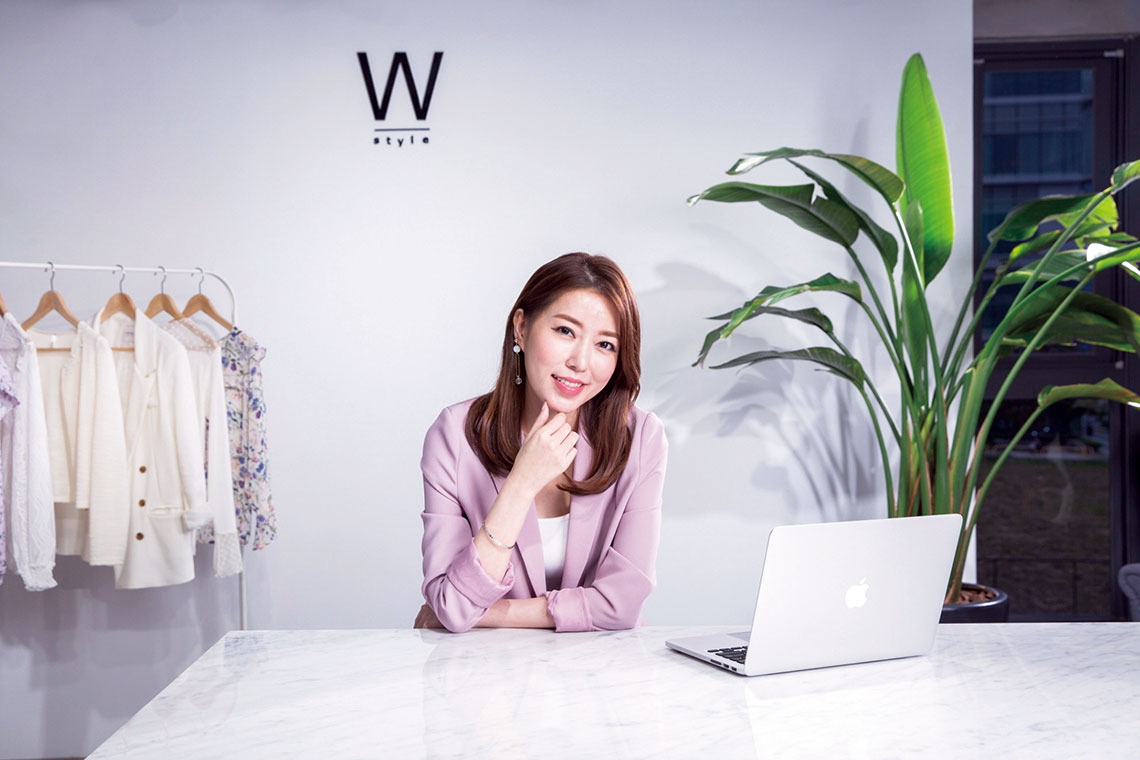 【Wstyle】封面故事／周品均：工作滿一年 贊助出國 開業界最低門檻【幸福企業大賞｜其他類｜第一期】-Wstyle
