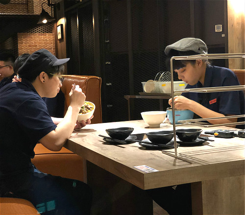 ▶影音◀佛系企業最高級！馬辣餐飲集團每月獎金逾萬元 供餐供宿 冬天還有雞湯喝-企業特寫