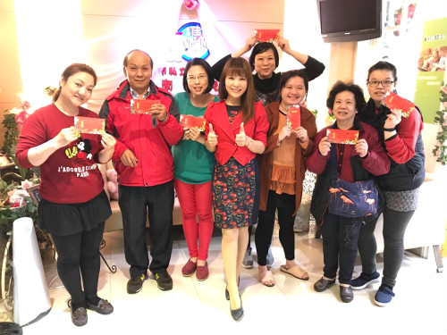 有外出情緒假 佳南幼兒園情人節送玫瑰花、巧克力-休假福利