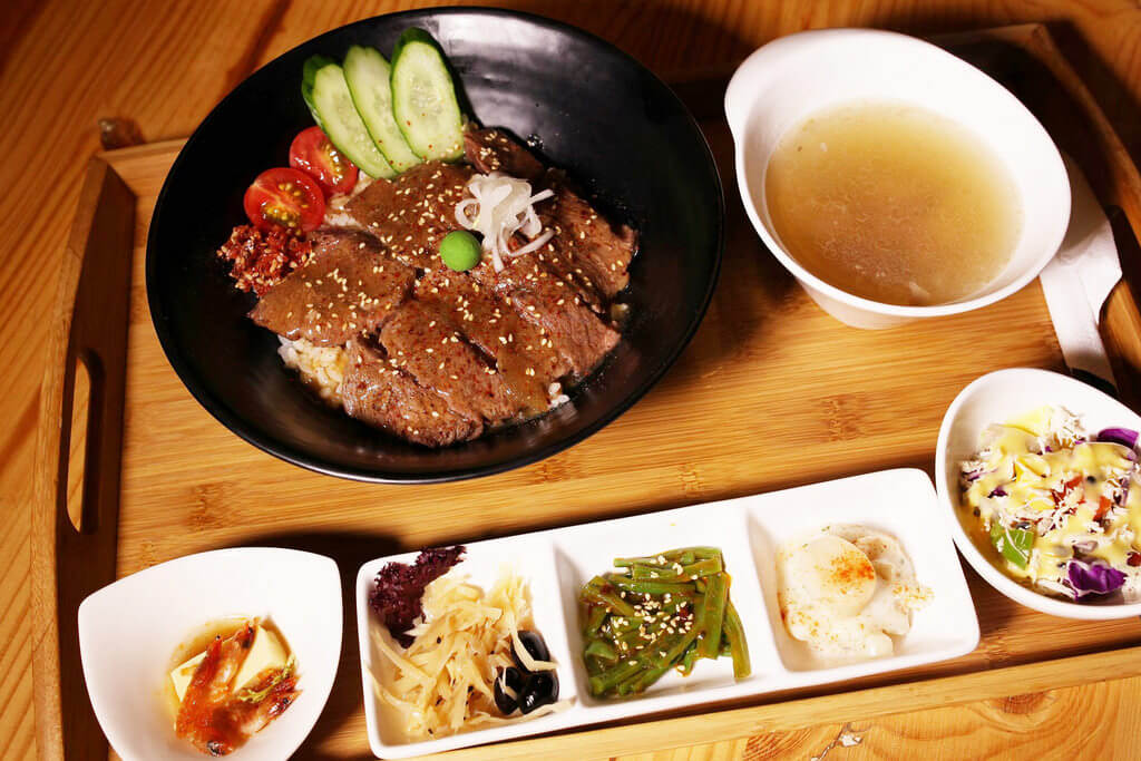 【高雄】不得不吃黑羽土雞│小牧人異國料理餐廳．桑尼瘦不了