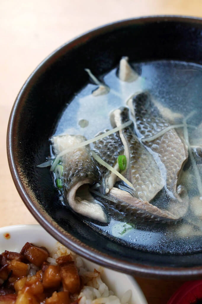 【高雄】苓雅無名鮮魚湯│推薦配碗辣味肉燥飯．桑尼瘦不了