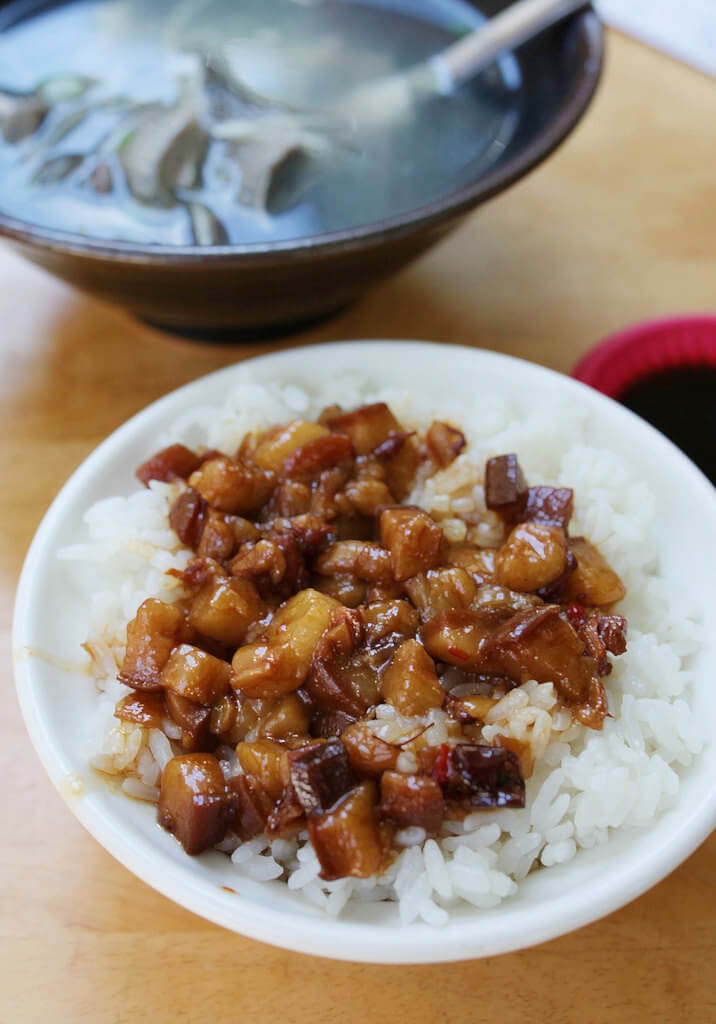 【高雄】苓雅無名鮮魚湯│推薦配碗辣味肉燥飯．桑尼瘦不了
