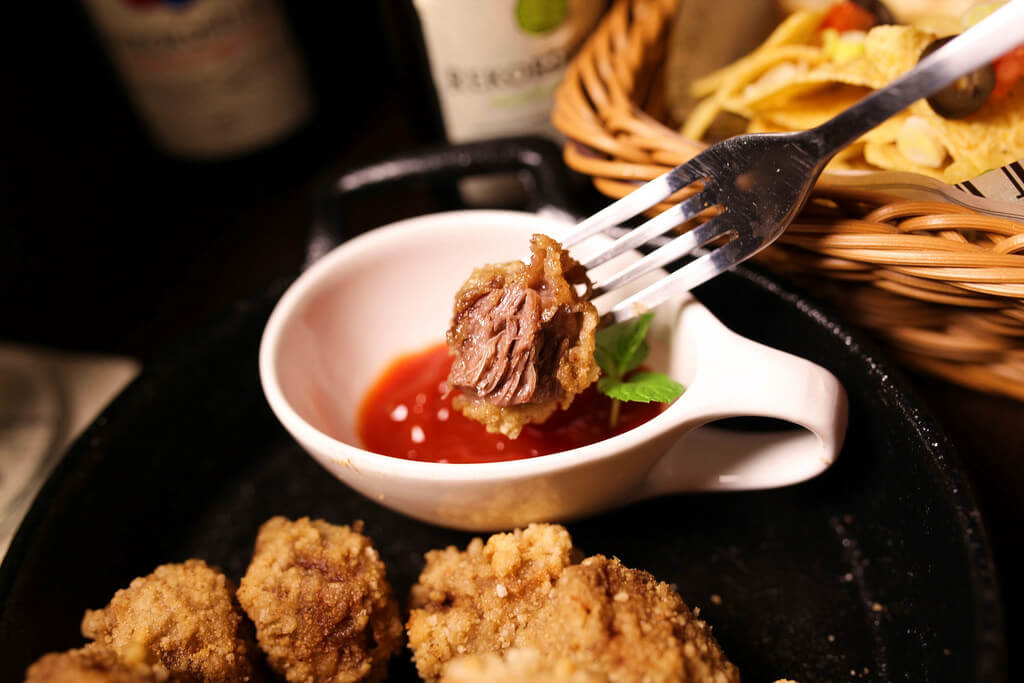 【高雄】舊鎮餐酒館│吃炸牛肉喝酒打飛鏢.桑尼瘦不了 【高雄】舊鎮餐酒館│吃炸牛肉喝酒打飛鏢.桑尼瘦不了