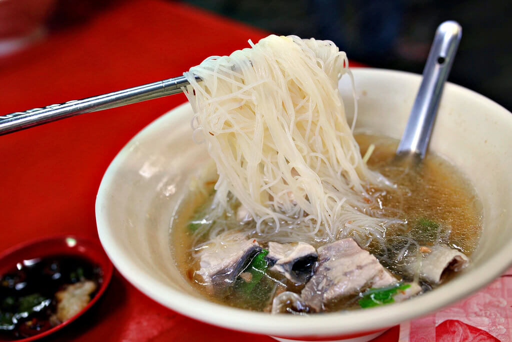 【高雄】國民市場魚皮米粉湯│鮮香帶勁．桑尼瘦不了