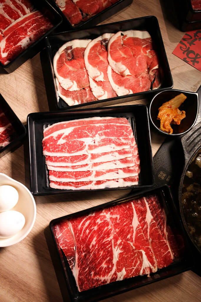 【高雄】鬼武壽喜燒│狂沾水洗蛋，Prime霜降牛肉吃到飽．桑尼瘦不了