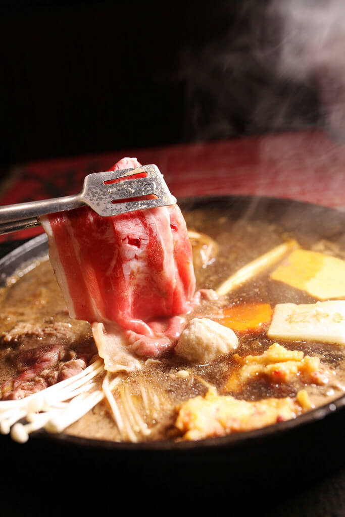 【高雄】鬼武壽喜燒│狂沾水洗蛋，Prime霜降牛肉吃到飽．桑尼瘦不了