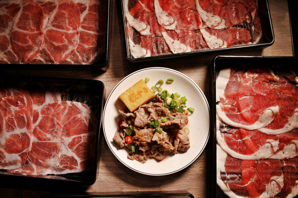 【高雄】鬼武壽喜燒│狂沾水洗蛋，Prime霜降牛肉吃到飽．桑尼瘦不了