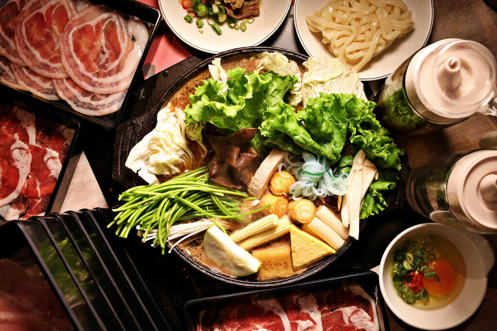【高雄】鬼武壽喜燒│狂沾水洗蛋，Prime霜降牛肉吃到飽．桑尼瘦不了