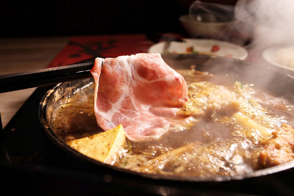 【高雄】鬼武壽喜燒│狂沾水洗蛋，Prime霜降牛肉吃到飽．桑尼瘦不了