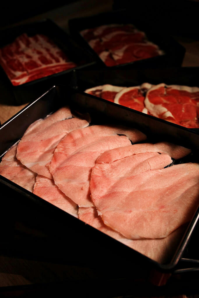 【高雄】鬼武壽喜燒│狂沾水洗蛋，Prime霜降牛肉吃到飽．桑尼瘦不了